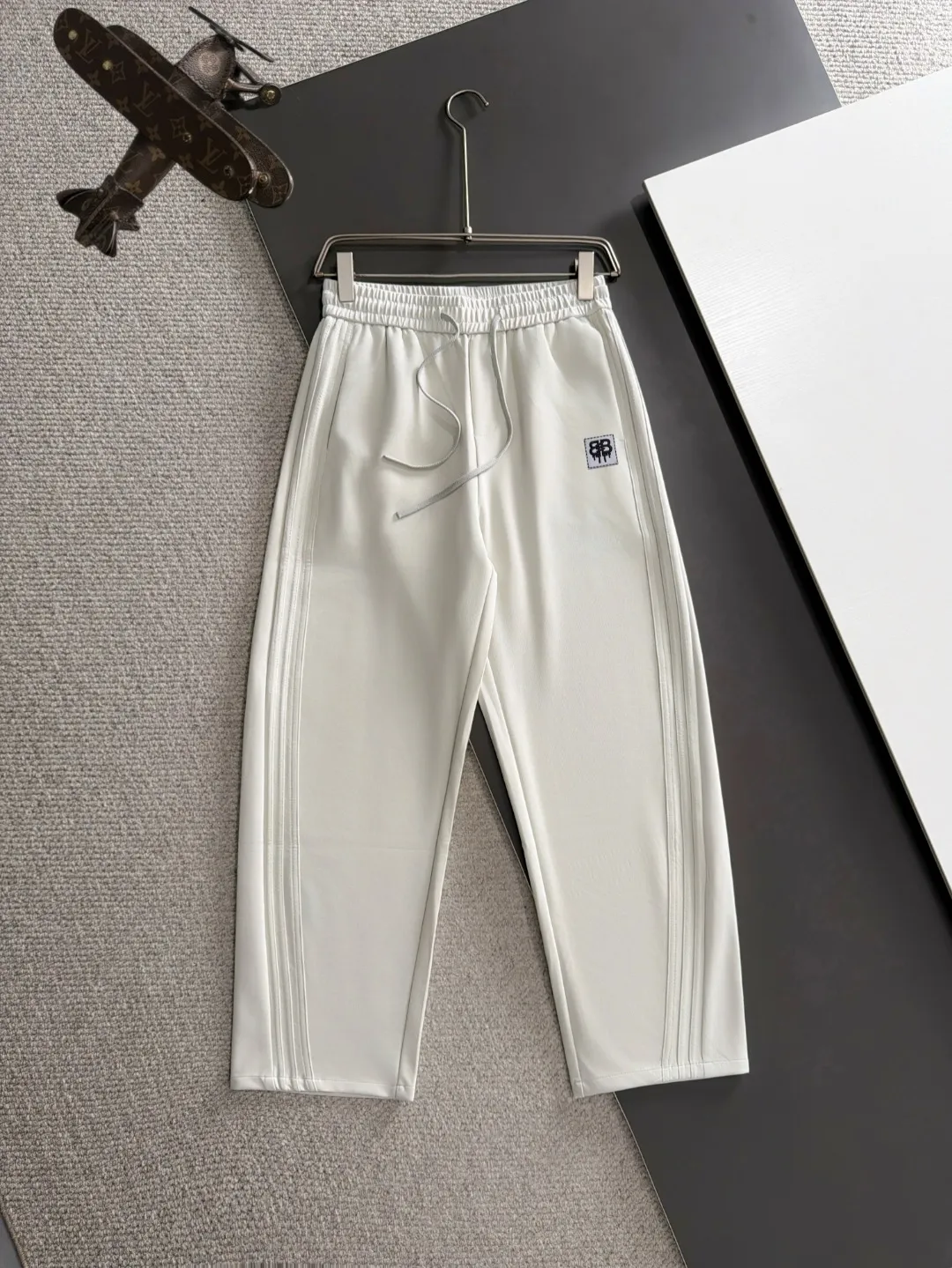 Next day shipment P195 Balenciaga 2026 Autumn and Winter New Arrival elastic band casual pants, counter-customized fabrics, Breathable, high comfort, impeccable details, brand element design concept, reflecting high quality. It feels delicate and soft! It presents a casual cut and the upper body shape is great! Sizes:S-3XL